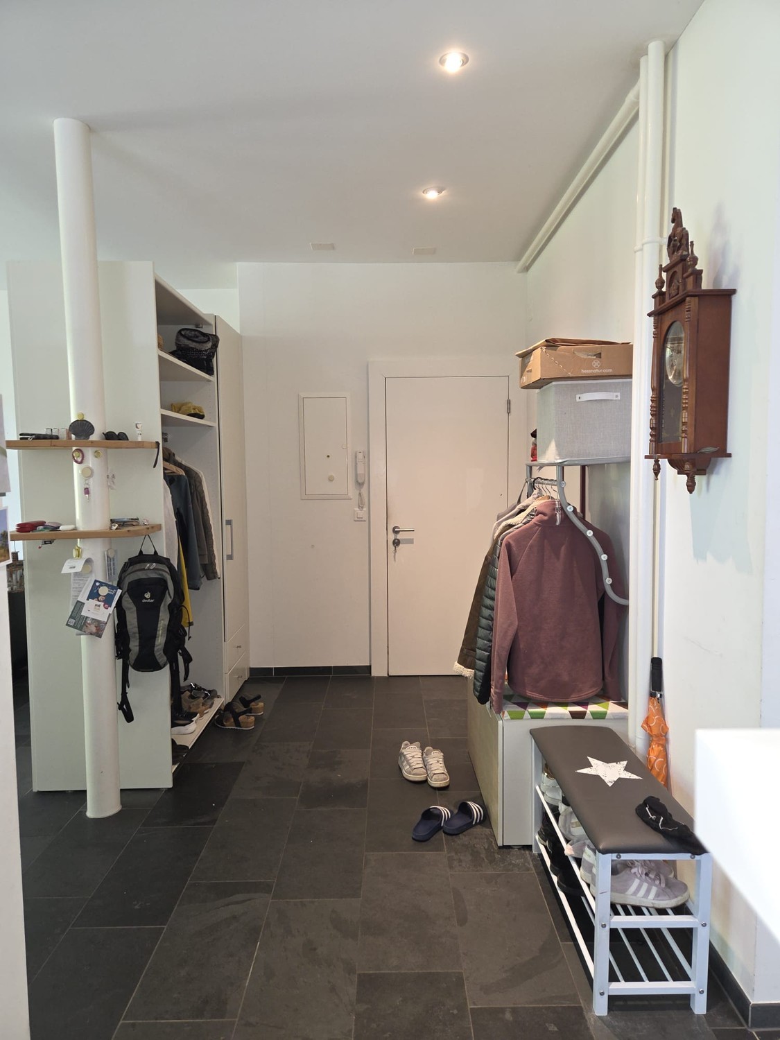 Durée déterminée : Dans un immeuble ancien, nous louons du 01. novembre 2026 au 31. juillet 2024 un appartement non meublé de 4 pièces, idéal comme colocation.

Nous nous réjouissons de prendre contact avec vous.