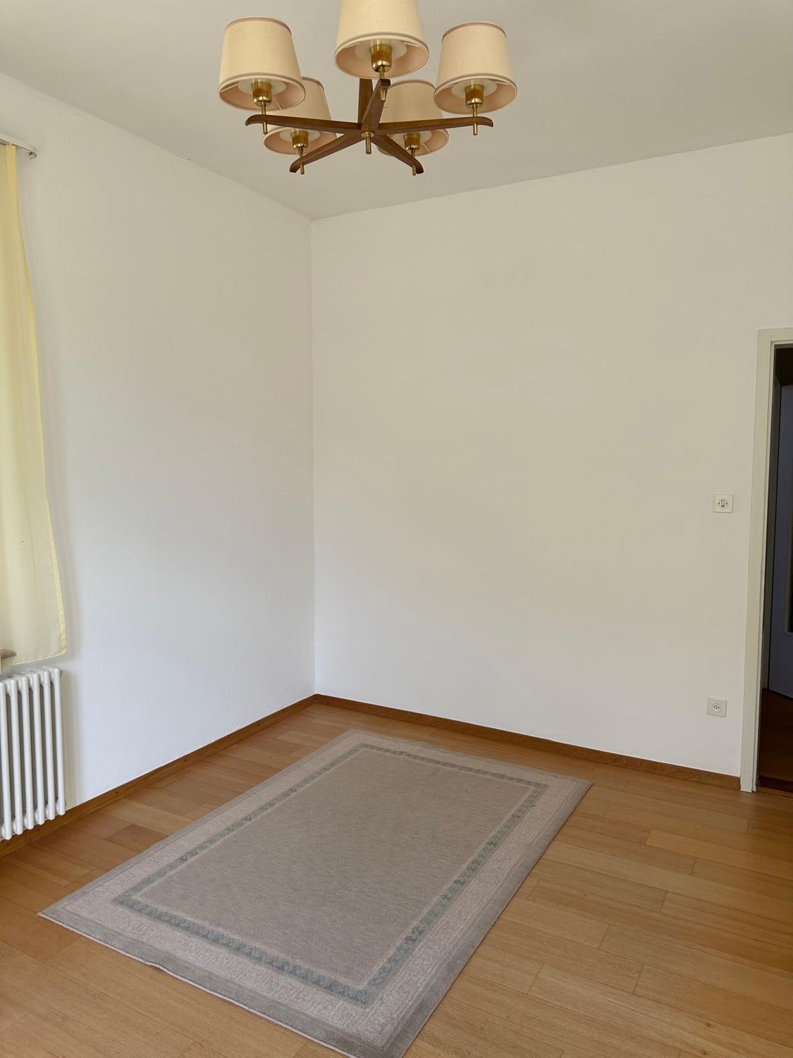 Durée déterminée : Dans un immeuble ancien, nous louons du 01. novembre 2026 au 31. juillet 2024 un appartement non meublé de 4 pièces, idéal comme colocation.

Nous nous réjouissons de prendre contact avec vous.