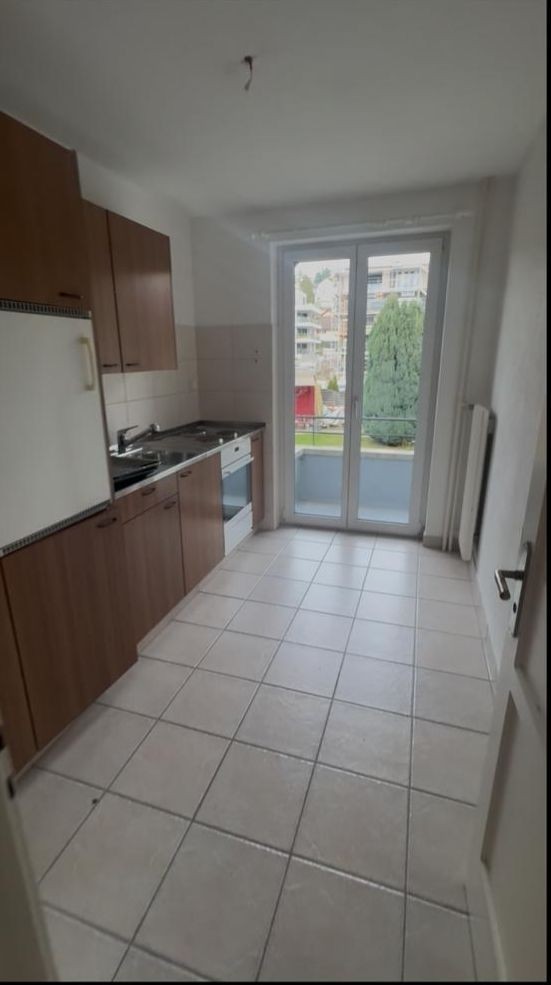 Zimmer in einer Wohngemeinschaft
Suchen Sie einen neuen Ort, den Sie Ihr Zuhause nennen können? :)
Ich vermiete ein voll möbliertes Zimmer mit privatem Balkon in einer sehr hellen und grossen Wohnung im Zentrum von Küsnacht, sehr nah am Bahnhof. Sie werden diese Wohnung mit 2 anderen Personen teil, Foto 3 von 4