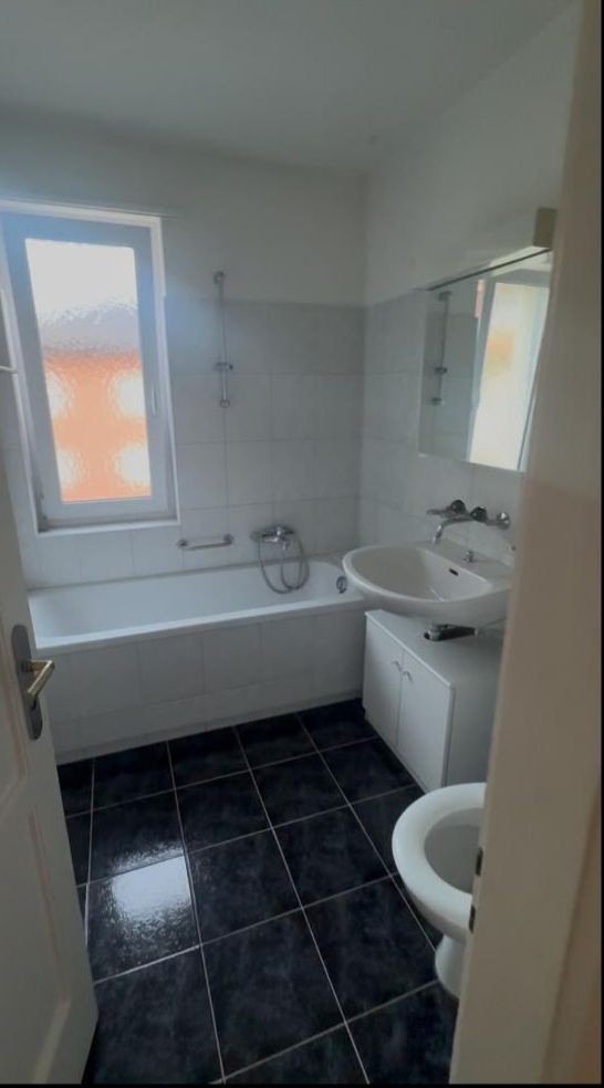 Zimmer in einer Wohngemeinschaft
Suchen Sie einen neuen Ort, den Sie Ihr Zuhause nennen können? :)
Ich vermiete ein voll möbliertes Zimmer mit privatem Balkon in einer sehr hellen und grossen Wohnung im Zentrum von Küsnacht, sehr nah am Bahnhof. Sie werden diese Wohnung mit 2 anderen Personen teil, Foto 4 von 4
