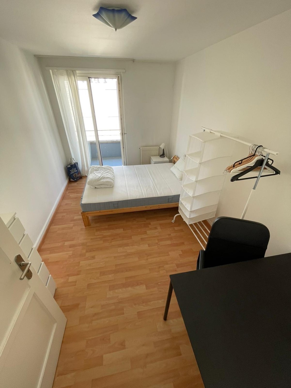 Zimmer in einer Wohngemeinschaft
Suchen Sie einen neuen Ort, den Sie Ihr Zuhause nennen können? :)
Ich vermiete ein voll möbliertes Zimmer mit privatem Balkon in einer sehr hellen und grossen Wohnung im Zentrum von Küsnacht, sehr nah am Bahnhof. Sie werden diese Wohnung mit 2 anderen Personen teil, Foto 2 von 4