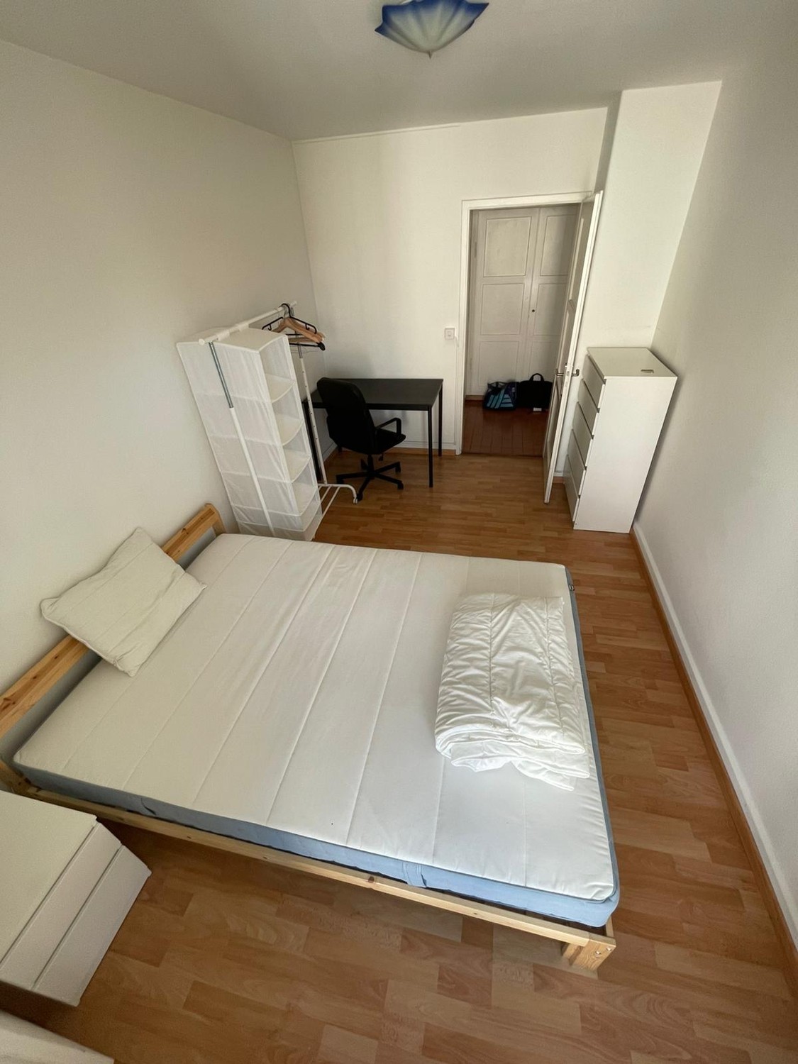 Zimmer in einer Wohngemeinschaft
Suchen Sie einen neuen Ort, den Sie Ihr Zuhause nennen können? :)
Ich vermiete ein voll möbliertes Zimmer mit privatem Balkon in einer sehr hellen und grossen Wohnung im Zentrum von Küsnacht, sehr nah am Bahnhof. Sie werden diese Wohnung mit 2 anderen Personen teil, Foto 1 von 4