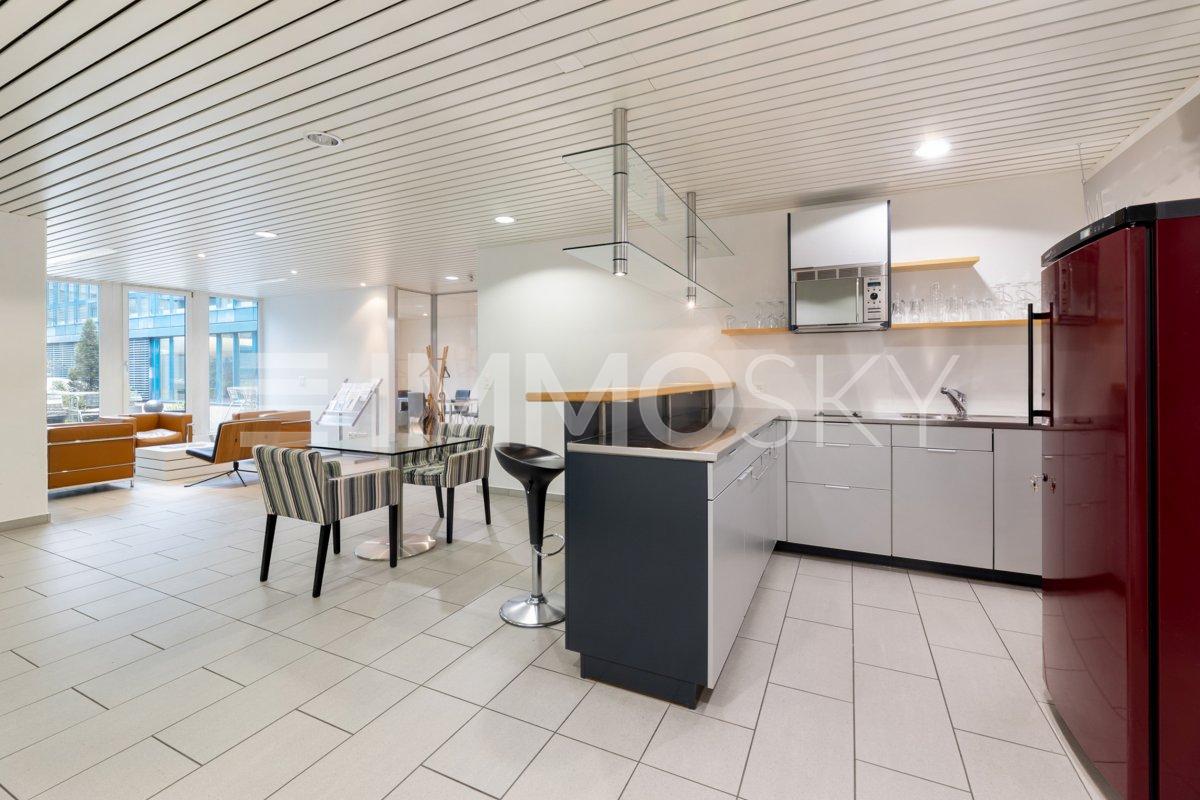 574m² office
