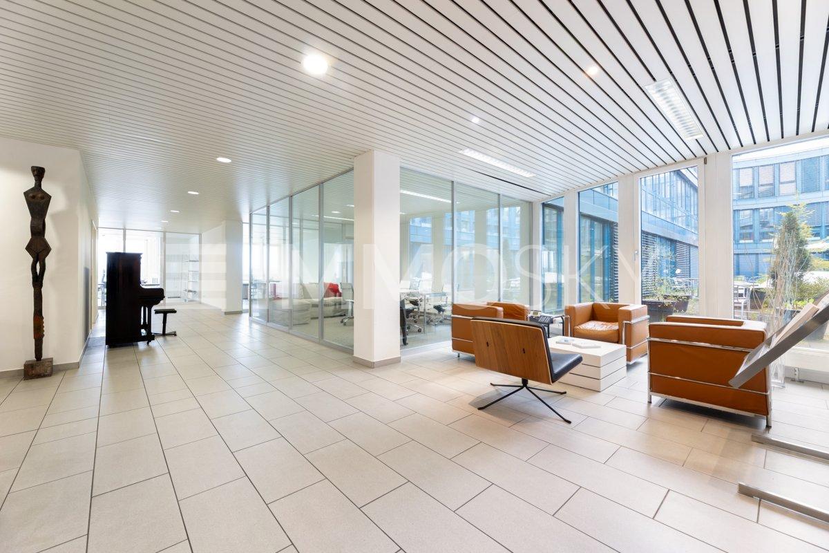 574m² office
