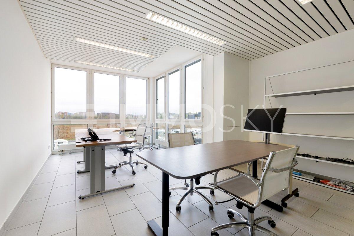 574m² office