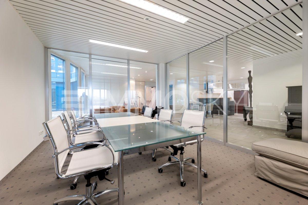 574m² office