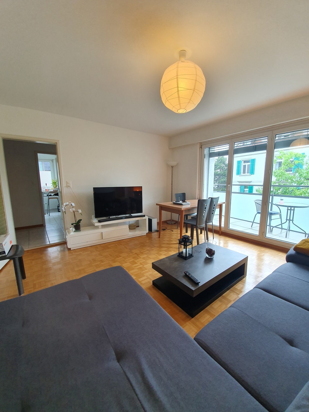 Appartement de 2 ½ pièces

Je loue mon appartement de 2.5 à Kusnacht Zurich pour une période temporaire de 3-4 mois. Emplacement idéal avec la gare, le lac, le supermarché et plus encore à moins de 1 min à pied. Date d'entrée mi/fin juillet pour une période de 2-3 mois.