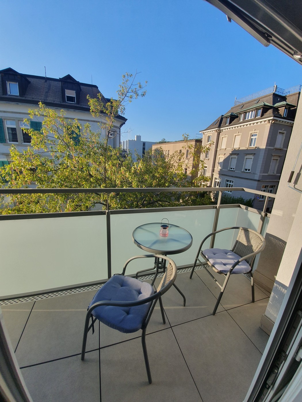 Appartement de 2 ½ pièces

Je loue mon appartement de 2.5 à Kusnacht Zurich pour une période temporaire de 3-4 mois. Emplacement idéal avec la gare, le lac, le supermarché et plus encore à moins de 1 min à pied. Date d'entrée mi/fin juillet pour une période de 2-3 mois.