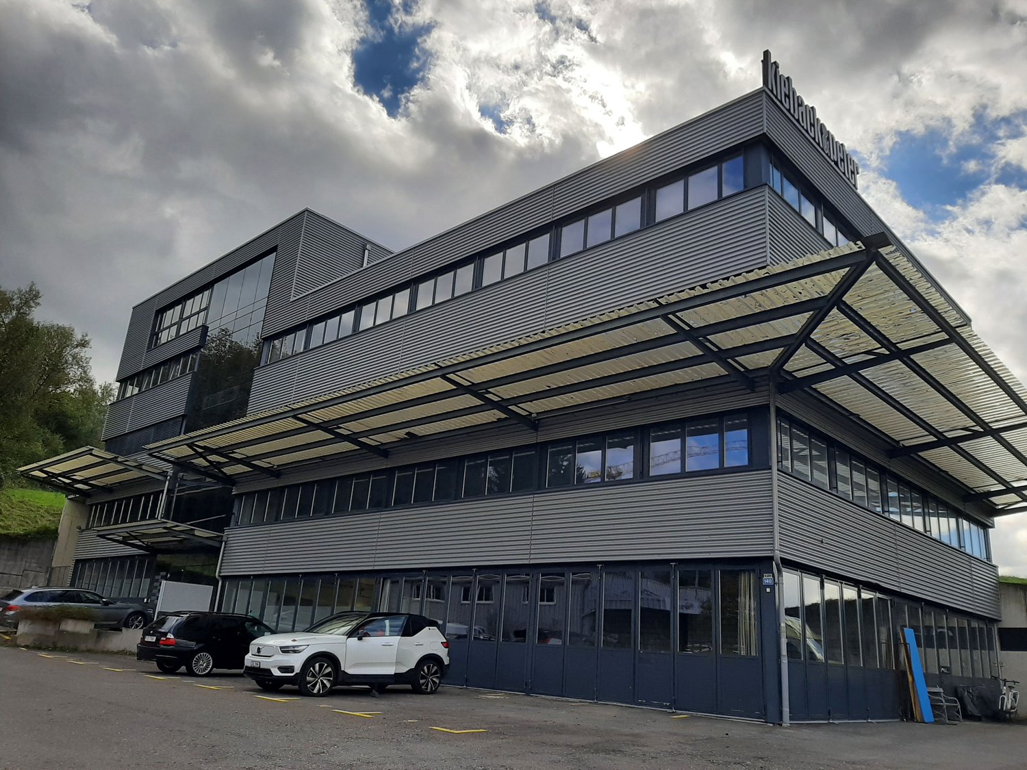 Commercial, Foto 1 von 10