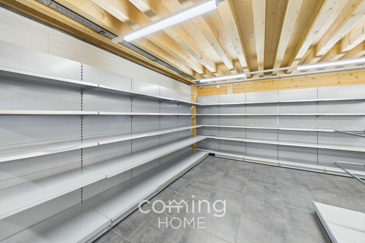 3255m² storage room