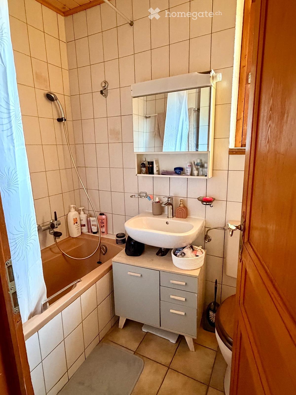 3 ½ Zimmer Wohnung
3,5-Zimmer-Wohnung in der Nähe des Bahnhofs Renens, verfügbar ab dem 15. Oktober/ 1. November 2026.
Die Wohnung umfasst:
2 grosse Schlafzimmer
1 Wohnzimmer
Eine ausgestattete Küche mit Herd, Backofen und Geschirrspüler
1 WC
Ein Keller
Ein Aussenparkplatz: 60 CHF/Monat
Miete: 1, Foto 3 von 5