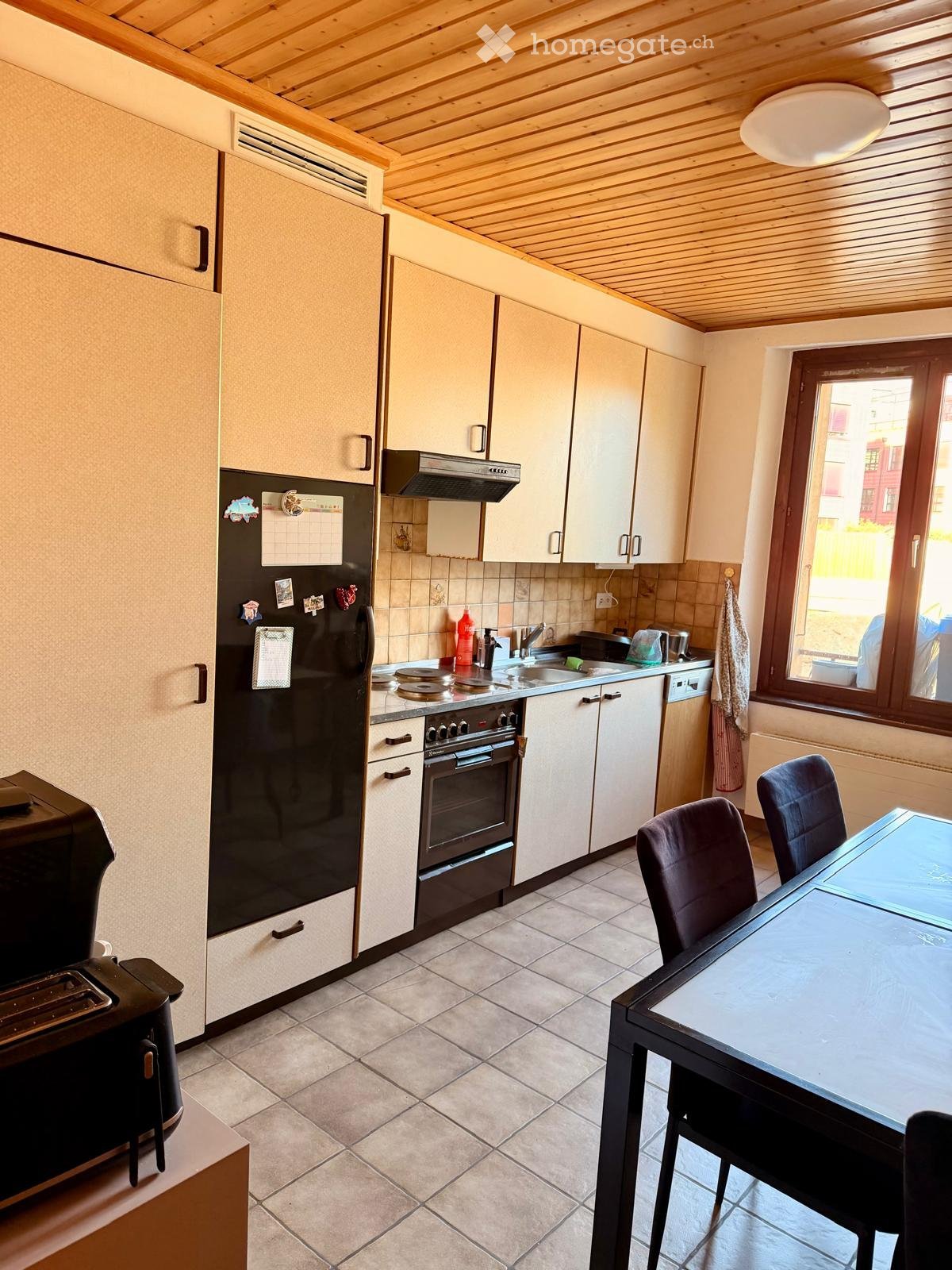 3 ½ Zimmer Wohnung
3,5-Zimmer-Wohnung in der Nähe des Bahnhofs Renens, verfügbar ab dem 15. Oktober/ 1. November 2026.
Die Wohnung umfasst:
2 grosse Schlafzimmer
1 Wohnzimmer
Eine ausgestattete Küche mit Herd, Backofen und Geschirrspüler
1 WC
Ein Keller
Ein Aussenparkplatz: 60 CHF/Monat
Miete: 1, Foto 5 von 5