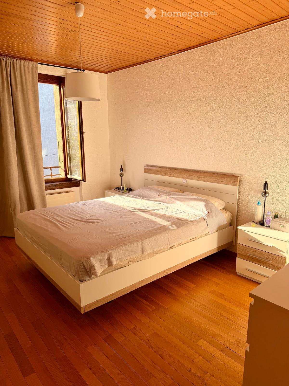 3 ½ Zimmer Wohnung
3,5-Zimmer-Wohnung in der Nähe des Bahnhofs Renens, verfügbar ab dem 15. Oktober/ 1. November 2026.
Die Wohnung umfasst:
2 grosse Schlafzimmer
1 Wohnzimmer
Eine ausgestattete Küche mit Herd, Backofen und Geschirrspüler
1 WC
Ein Keller
Ein Aussenparkplatz: 60 CHF/Monat
Miete: 1, Foto 2 von 5