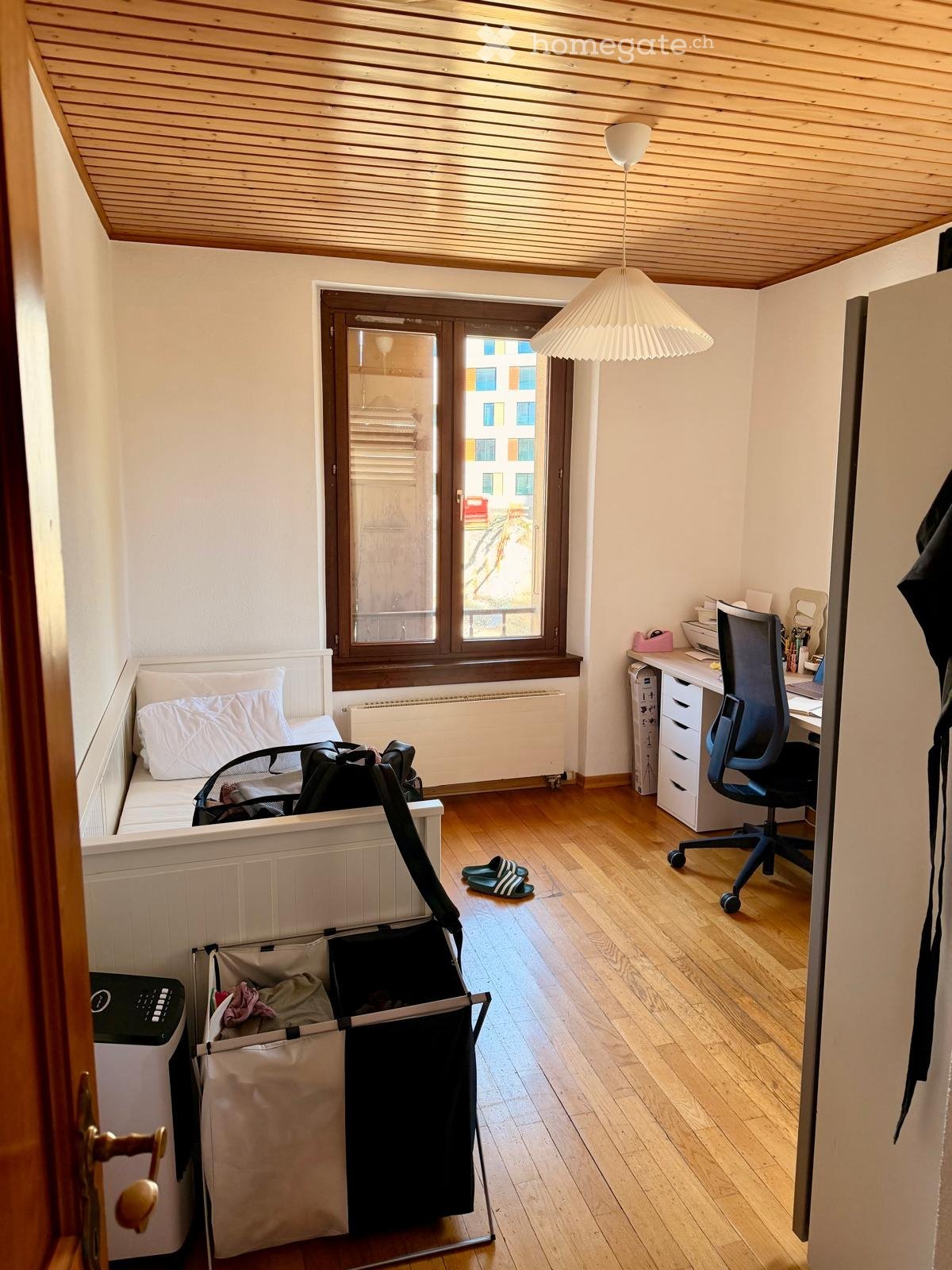 3 ½ Zimmer Wohnung
3,5-Zimmer-Wohnung in der Nähe des Bahnhofs Renens, verfügbar ab dem 15. Oktober/ 1. November 2026.
Die Wohnung umfasst:
2 grosse Schlafzimmer
1 Wohnzimmer
Eine ausgestattete Küche mit Herd, Backofen und Geschirrspüler
1 WC
Ein Keller
Ein Aussenparkplatz: 60 CHF/Monat
Miete: 1, Foto 4 von 5