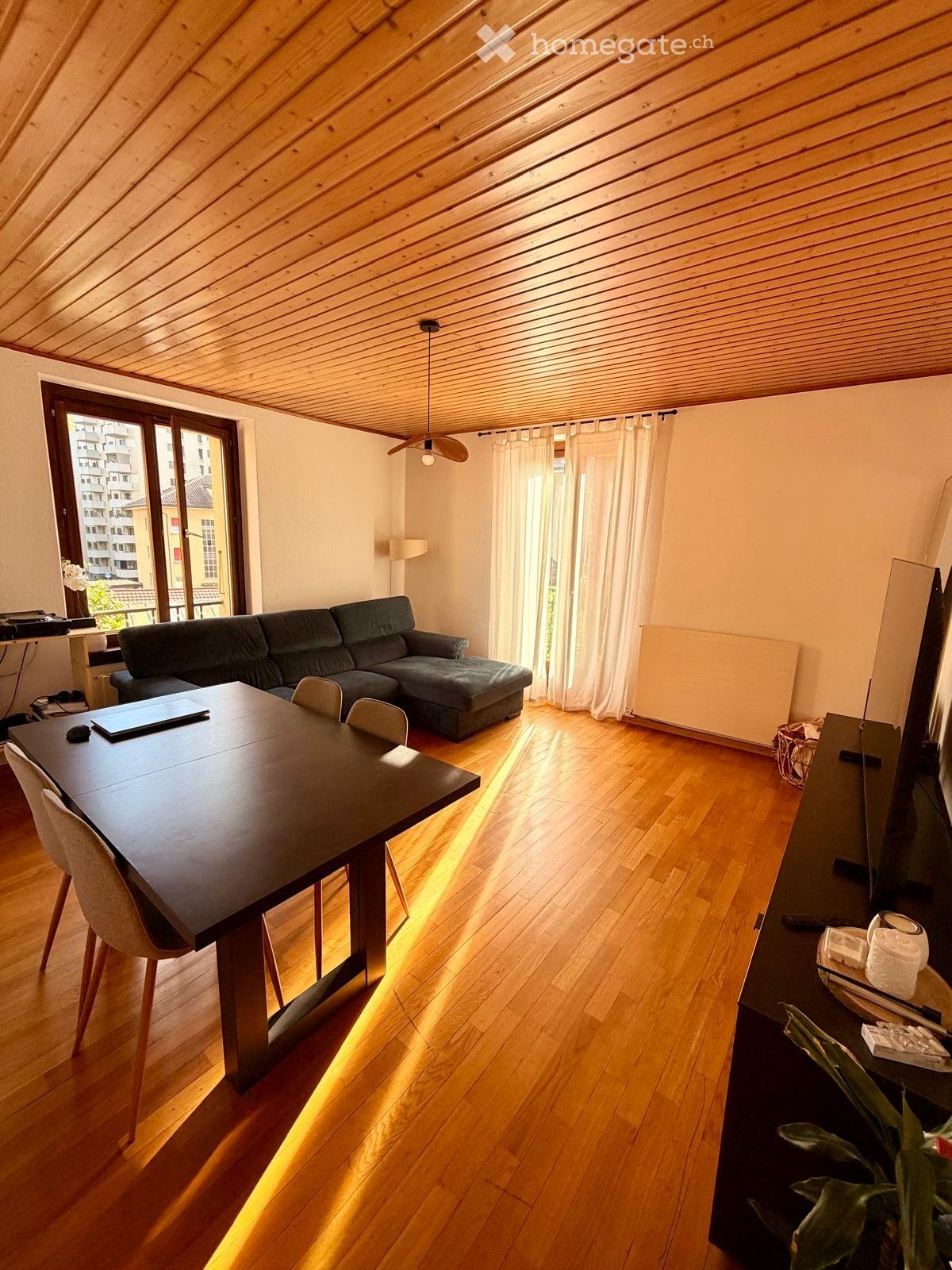 3 ½ Zimmer Wohnung
3,5-Zimmer-Wohnung in der Nähe des Bahnhofs Renens, verfügbar ab dem 15. Oktober/ 1. November 2026.
Die Wohnung umfasst:
2 grosse Schlafzimmer
1 Wohnzimmer
Eine ausgestattete Küche mit Herd, Backofen und Geschirrspüler
1 WC
Ein Keller
Ein Aussenparkplatz: 60 CHF/Monat
Miete: 1, Foto 1 von 5