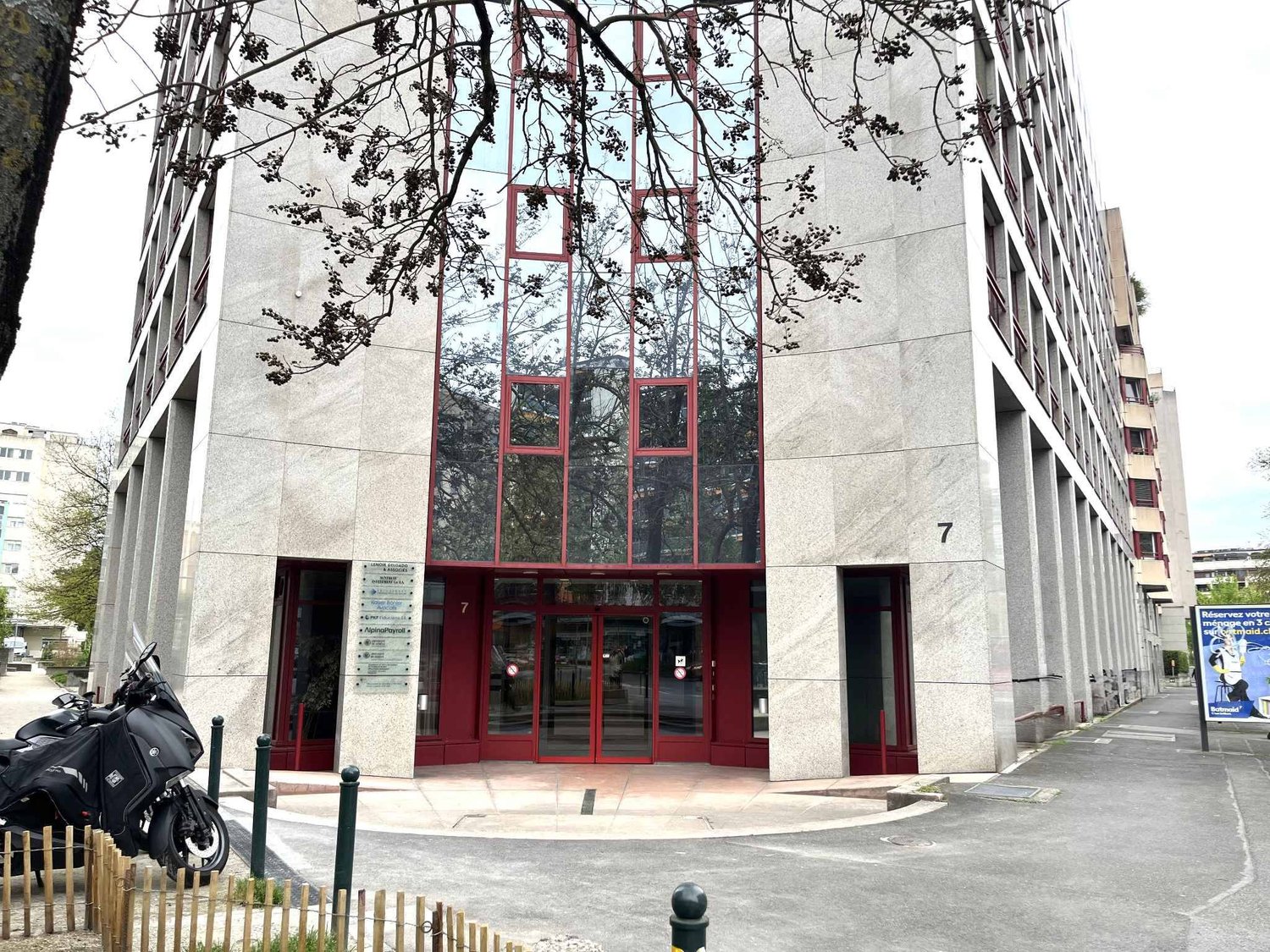 280m² office