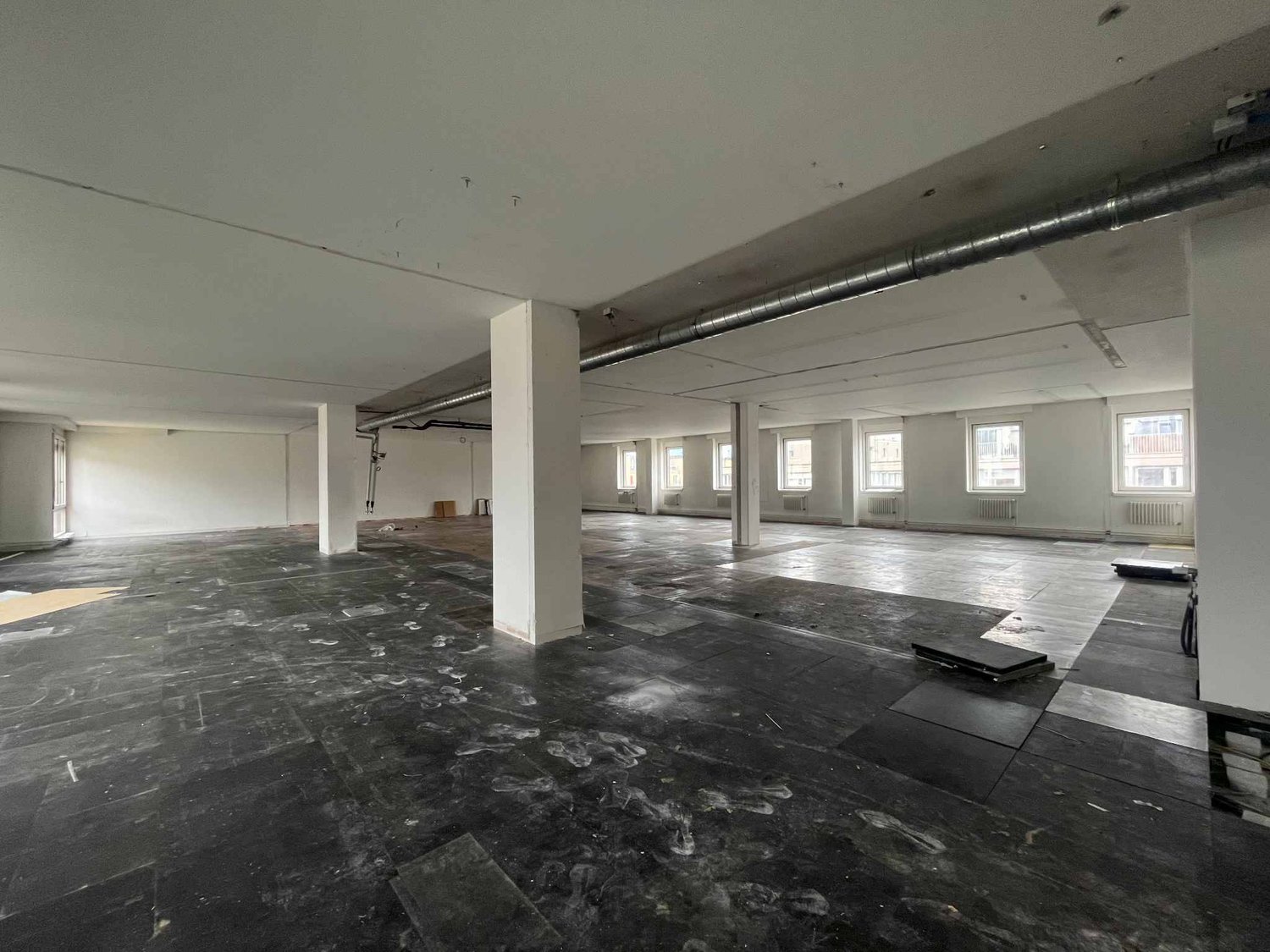 280m² office