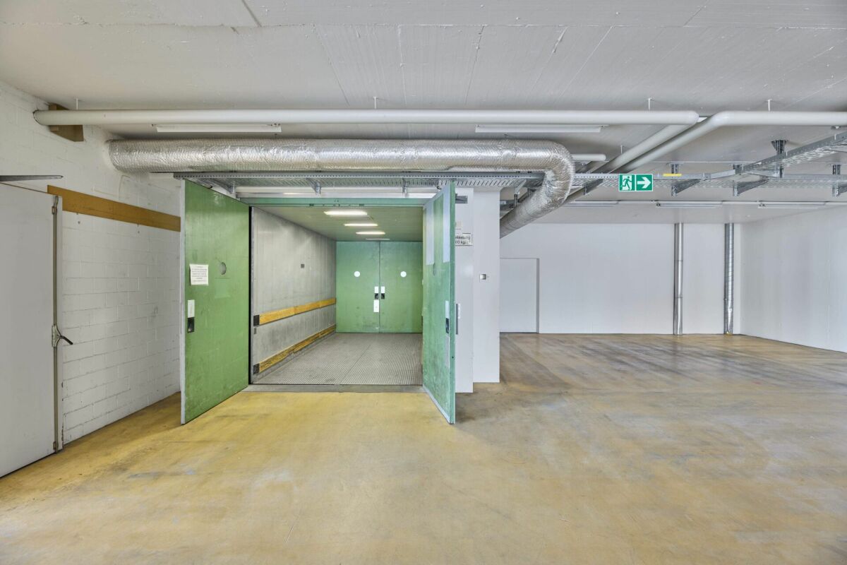 832m² commercial