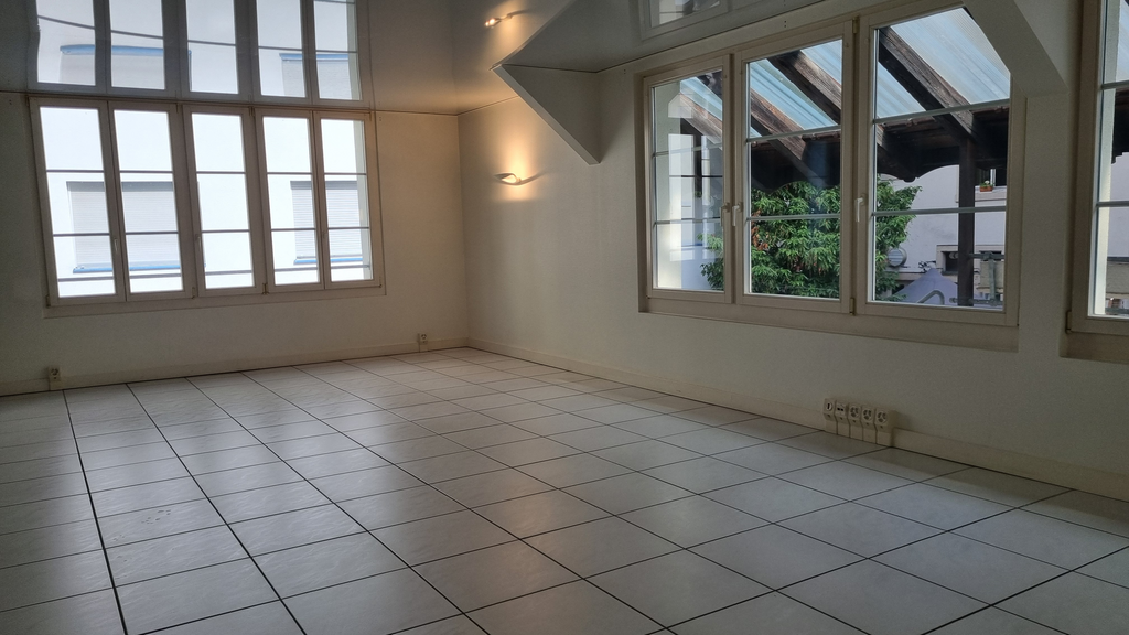 102m² commercial