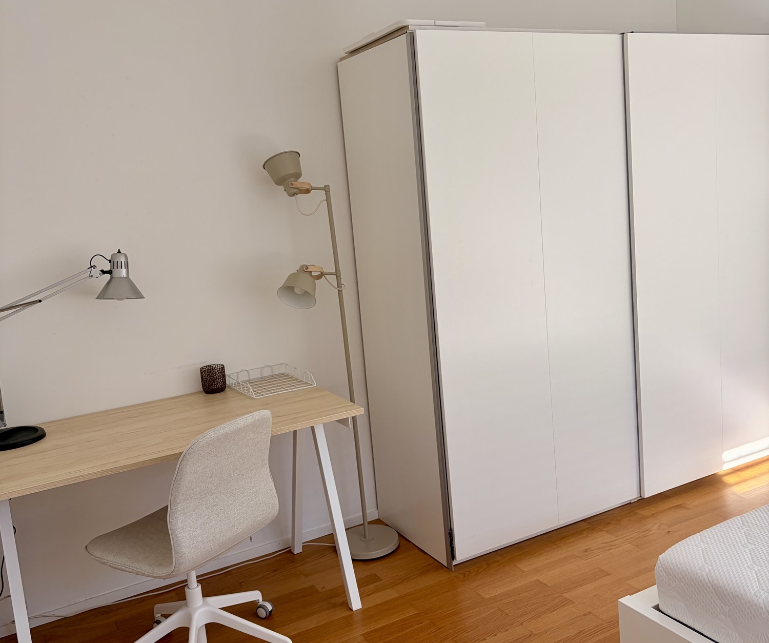 Zimmer in einer Wohngemeinschaft

Ich vermiete ein Zimmer in meiner schönen, hellen und geräumigen Loft-Wohnung, nur 5 Gehminuten vom Bahnhof entfernt.

Ich bin Lehrer/in und werde nur etwa einmal pro Woche in der Wohnung sein, sodass Sie den Platz meistens für sich allein haben werden. Idealerweise, Foto 7 von 8
