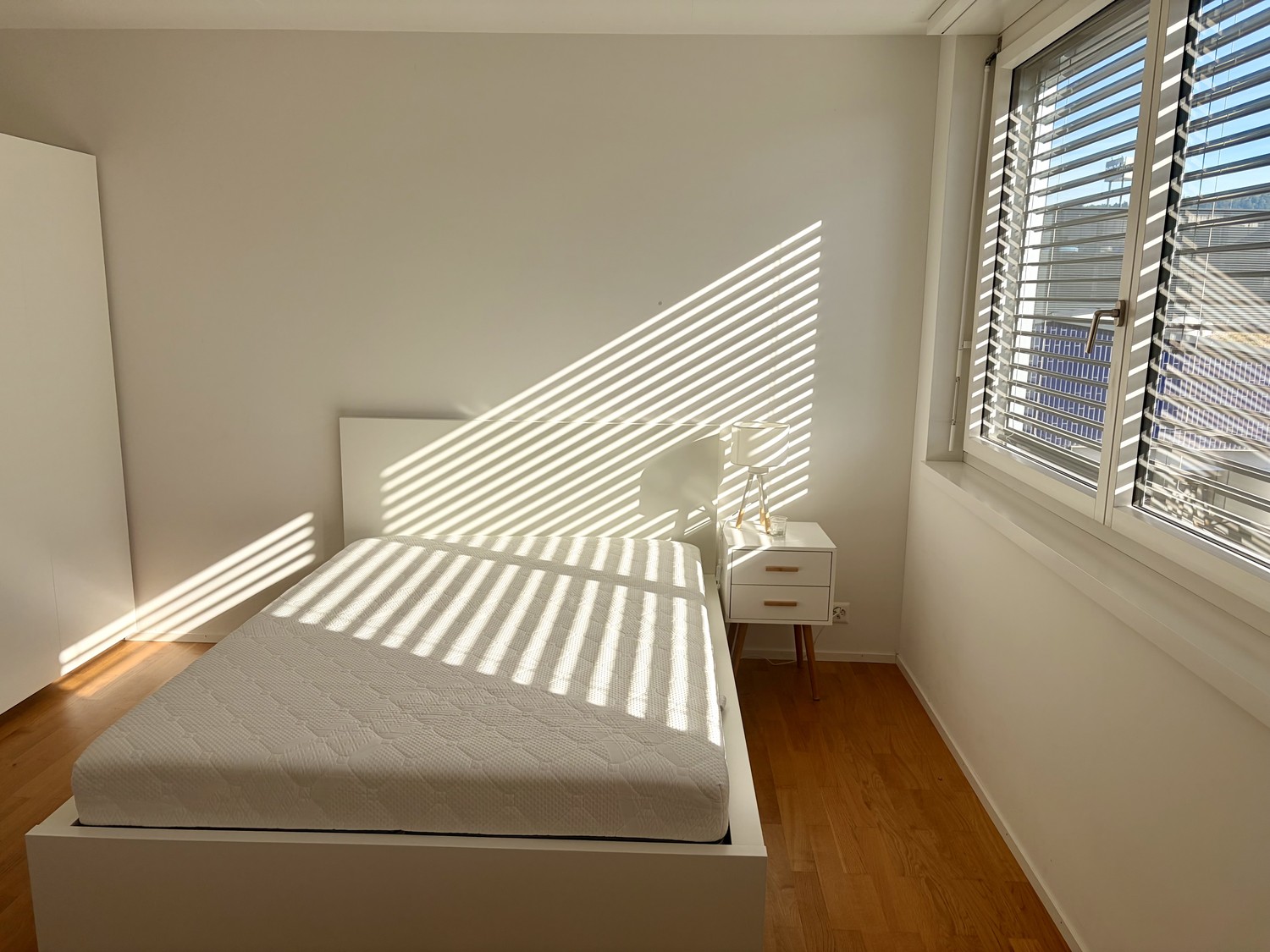 Zimmer in einer Wohngemeinschaft

Ich vermiete ein Zimmer in meiner schönen, hellen und geräumigen Loft-Wohnung, nur 5 Gehminuten vom Bahnhof entfernt.

Ich bin Lehrer/in und werde nur etwa einmal pro Woche in der Wohnung sein, sodass Sie den Platz meistens für sich allein haben werden. Idealerweise, Foto 4 von 8