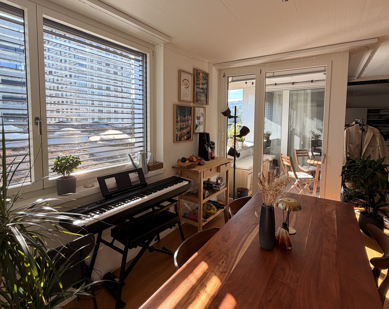 Zimmer in einer Wohngemeinschaft

Ich vermiete ein Zimmer in meiner schönen, hellen und geräumigen Loft-Wohnung, nur 5 Gehminuten vom Bahnhof entfernt.

Ich bin Lehrer/in und werde nur etwa einmal pro Woche in der Wohnung sein, sodass Sie den Platz meistens für sich allein haben werden. Idealerweise, Foto 1 von 8