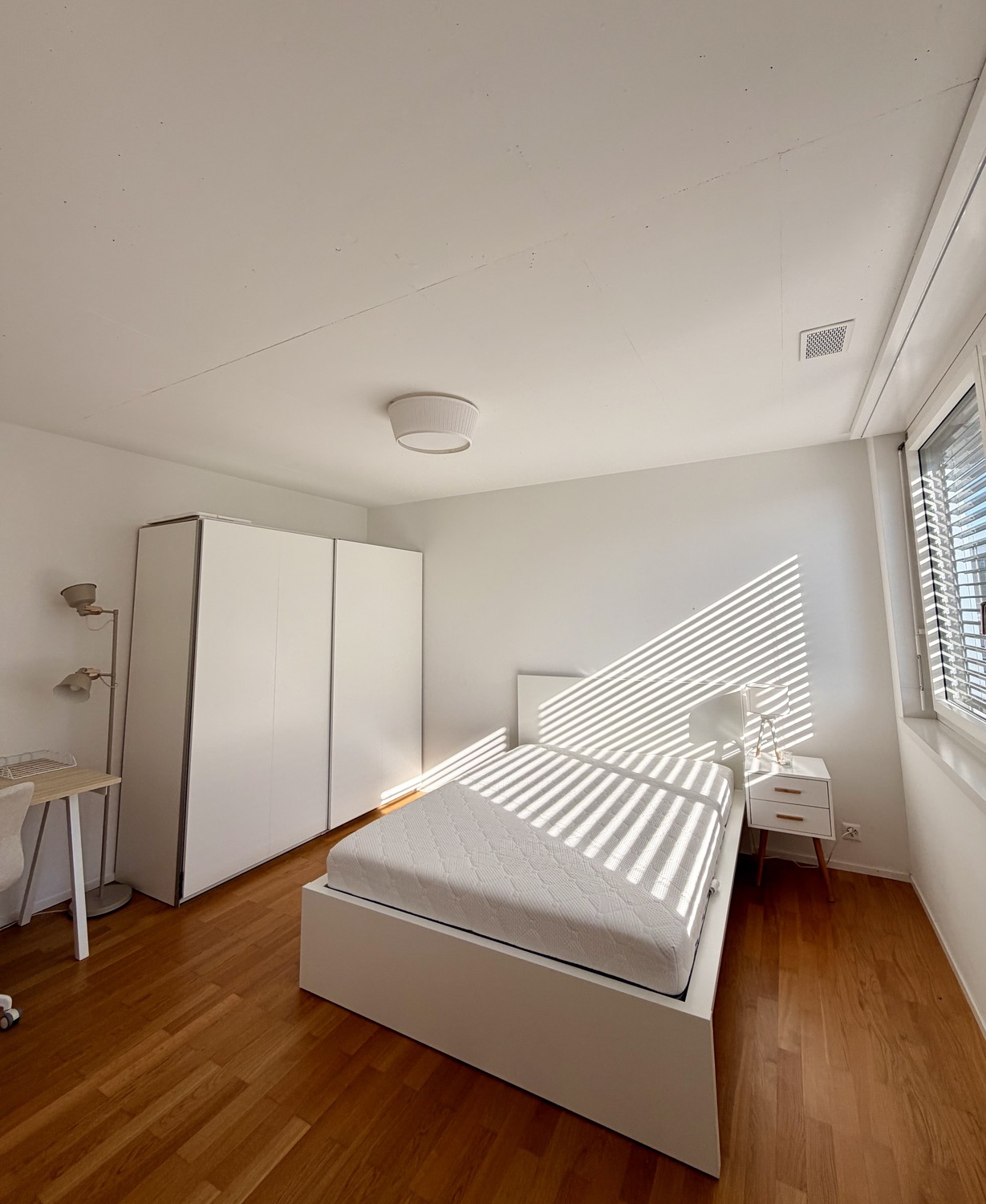 Zimmer in einer Wohngemeinschaft

Ich vermiete ein Zimmer in meiner schönen, hellen und geräumigen Loft-Wohnung, nur 5 Gehminuten vom Bahnhof entfernt.

Ich bin Lehrer/in und werde nur etwa einmal pro Woche in der Wohnung sein, sodass Sie den Platz meistens für sich allein haben werden. Idealerweise, Foto 5 von 8