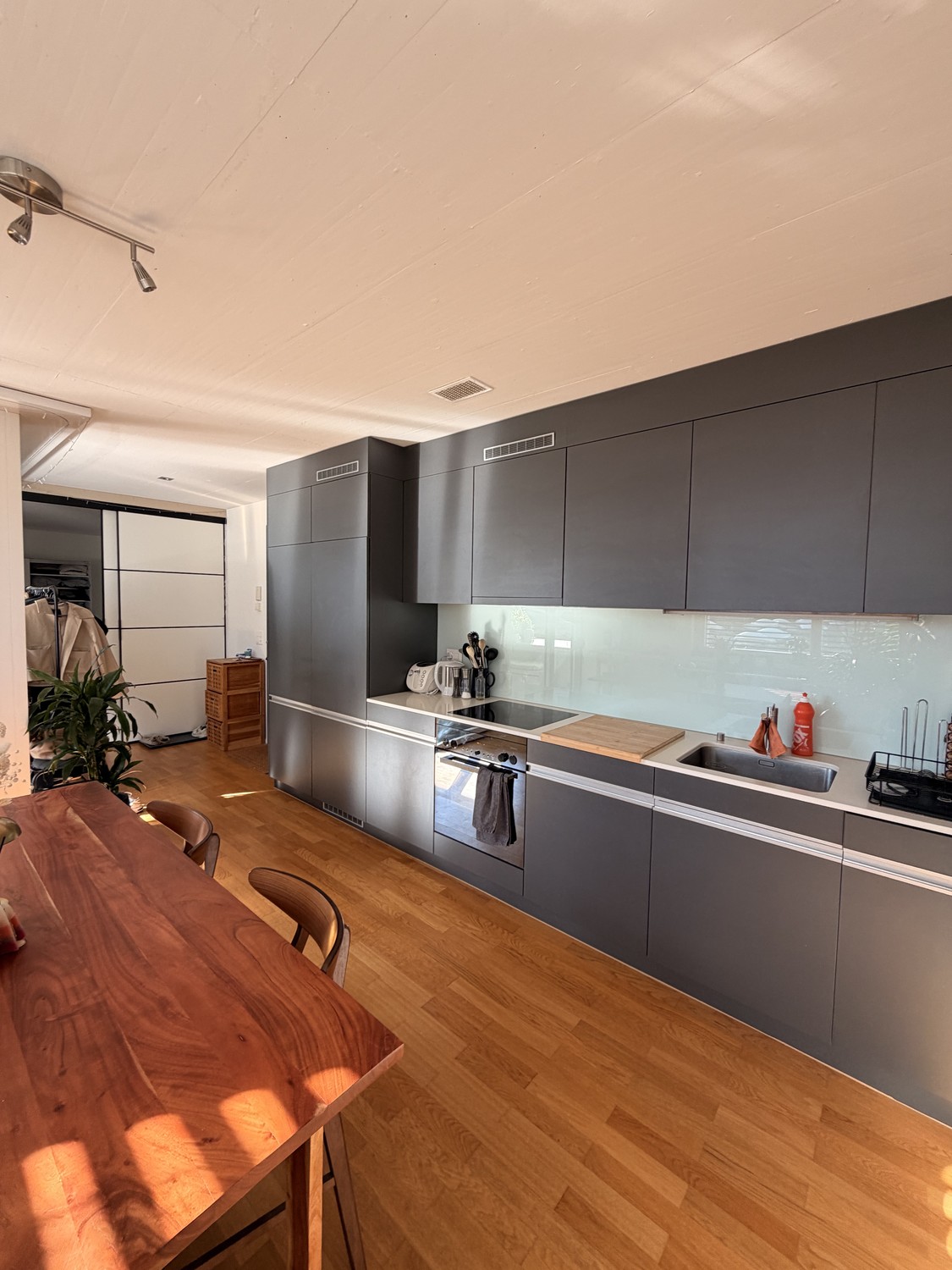 Zimmer in einer Wohngemeinschaft

Ich vermiete ein Zimmer in meiner schönen, hellen und geräumigen Loft-Wohnung, nur 5 Gehminuten vom Bahnhof entfernt.

Ich bin Lehrer/in und werde nur etwa einmal pro Woche in der Wohnung sein, sodass Sie den Platz meistens für sich allein haben werden. Idealerweise, Foto 8 von 8