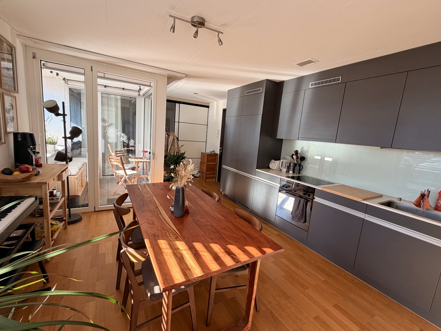 Zimmer in einer Wohngemeinschaft

Ich vermiete ein Zimmer in meiner schönen, hellen und geräumigen Loft-Wohnung, nur 5 Gehminuten vom Bahnhof entfernt.

Ich bin Lehrer/in und werde nur etwa einmal pro Woche in der Wohnung sein, sodass Sie den Platz meistens für sich allein haben werden. Idealerweise, Foto 2 von 8