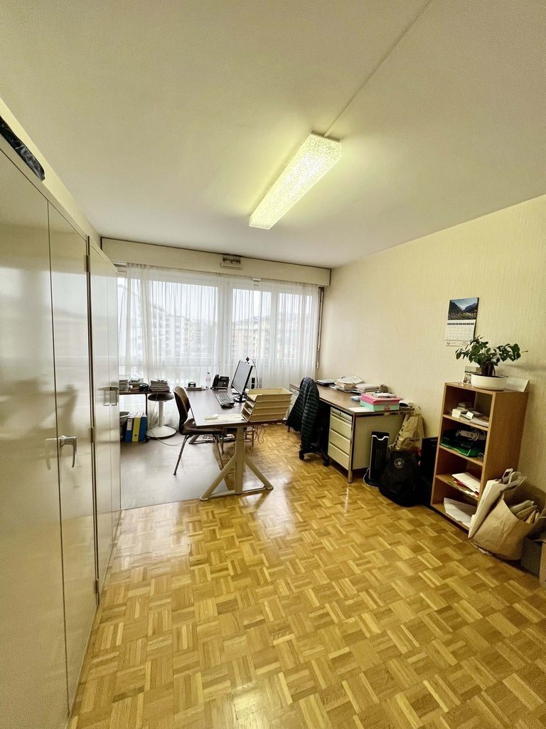 90m² office