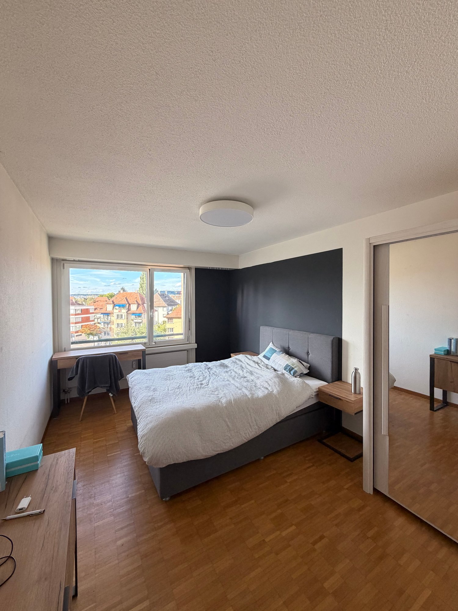Zimmer in einer WG
Hallo zusammen! 👋 Ich ziehe Anfang November aus (ideal am 2., aber noch offen, falls es früher benötigt wird) und suche jemanden, der mein Zimmer in Zürich übernimmt, das in Laubegg liegt (nur 7 Min. vom Bahnhof Enge). Wir haben die Tram direkt vor dem Haus und auch Migros/Coop., Foto 1 von 3