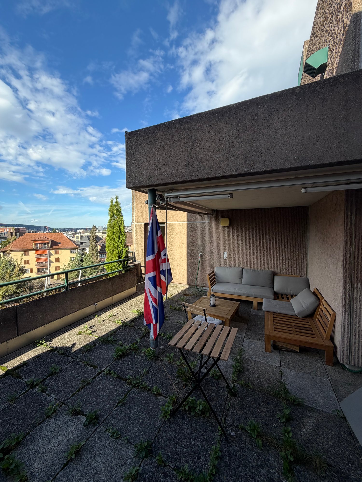 Zimmer in einer WG
Hallo zusammen! 👋 Ich ziehe Anfang November aus (ideal am 2., aber noch offen, falls es früher benötigt wird) und suche jemanden, der mein Zimmer in Zürich übernimmt, das in Laubegg liegt (nur 7 Min. vom Bahnhof Enge). Wir haben die Tram direkt vor dem Haus und auch Migros/Coop., Foto 3 von 3