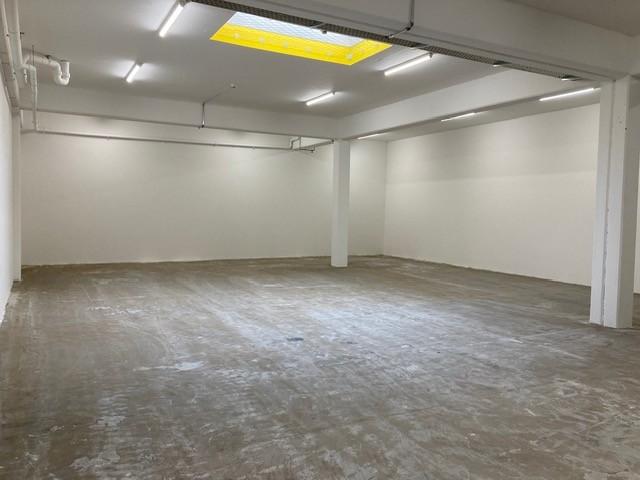 330m² storage room
