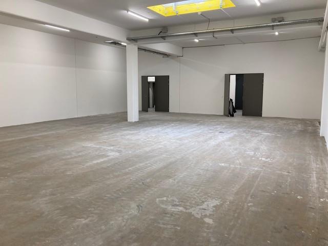 330m² storage room