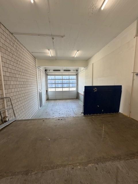 330m² storage room