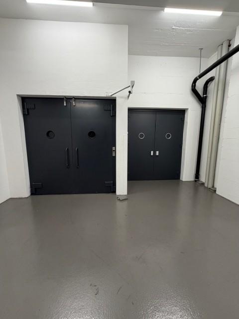 330m² storage room