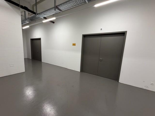 330m² storage room