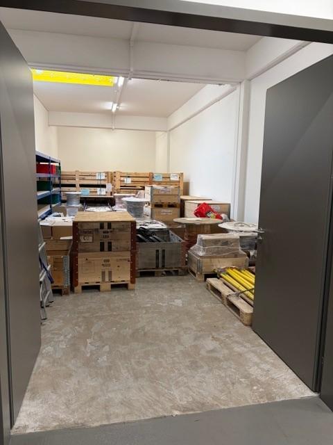 330m² storage room
