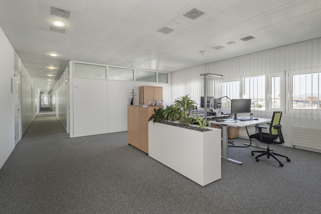 1412m² office