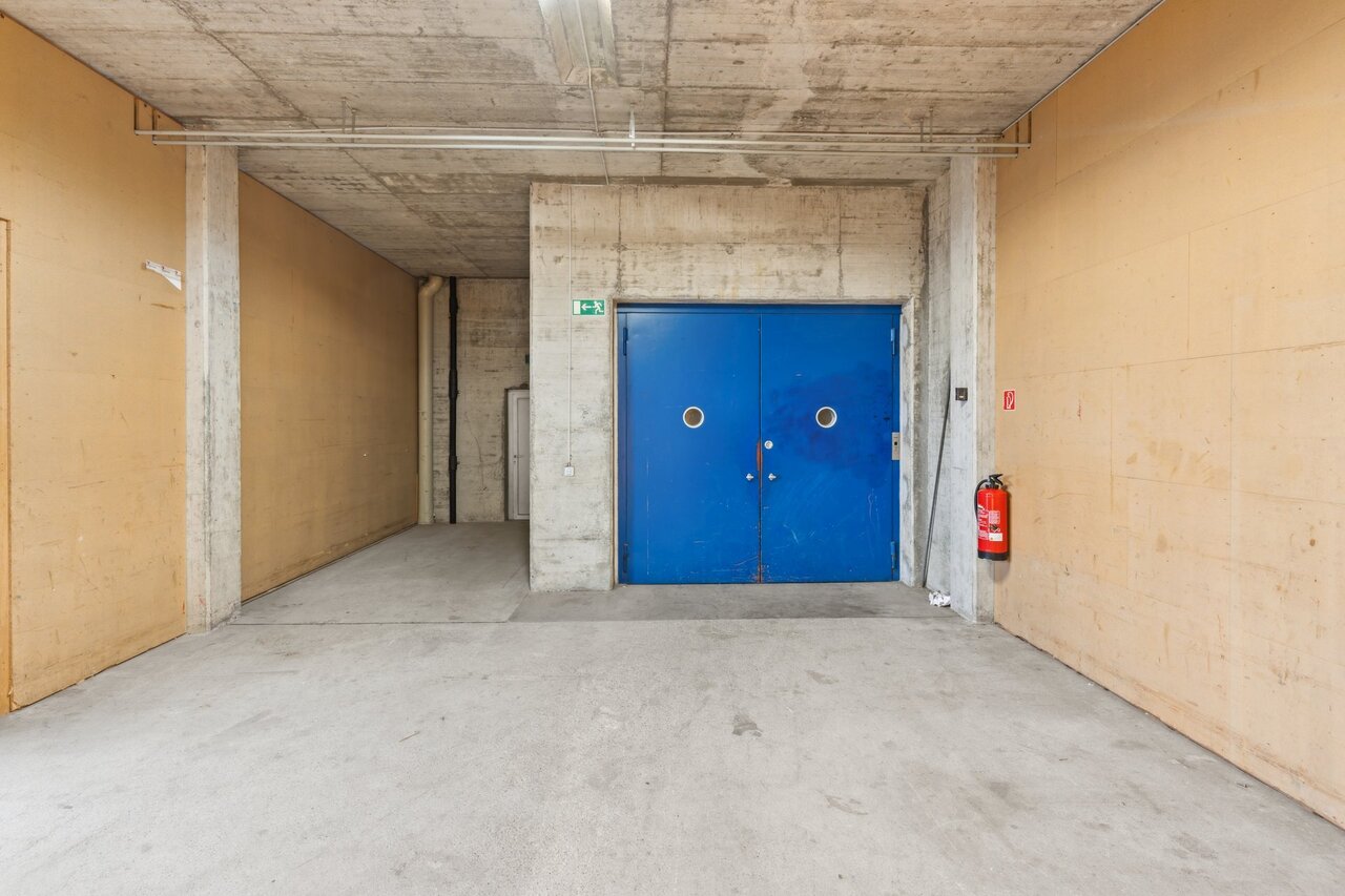 680m² storage room