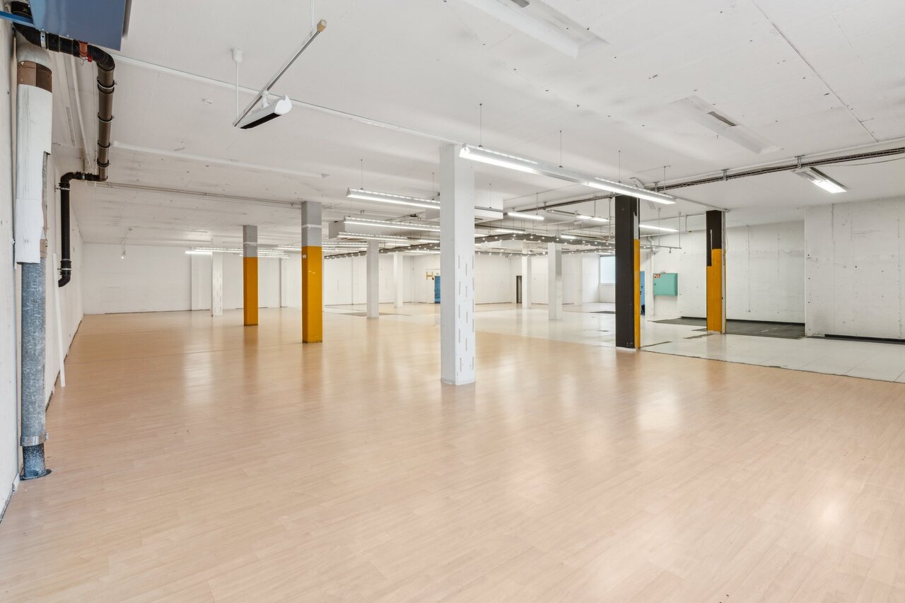 680m² storage room