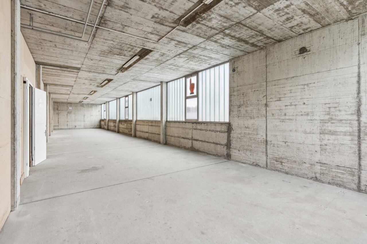 680m² storage room