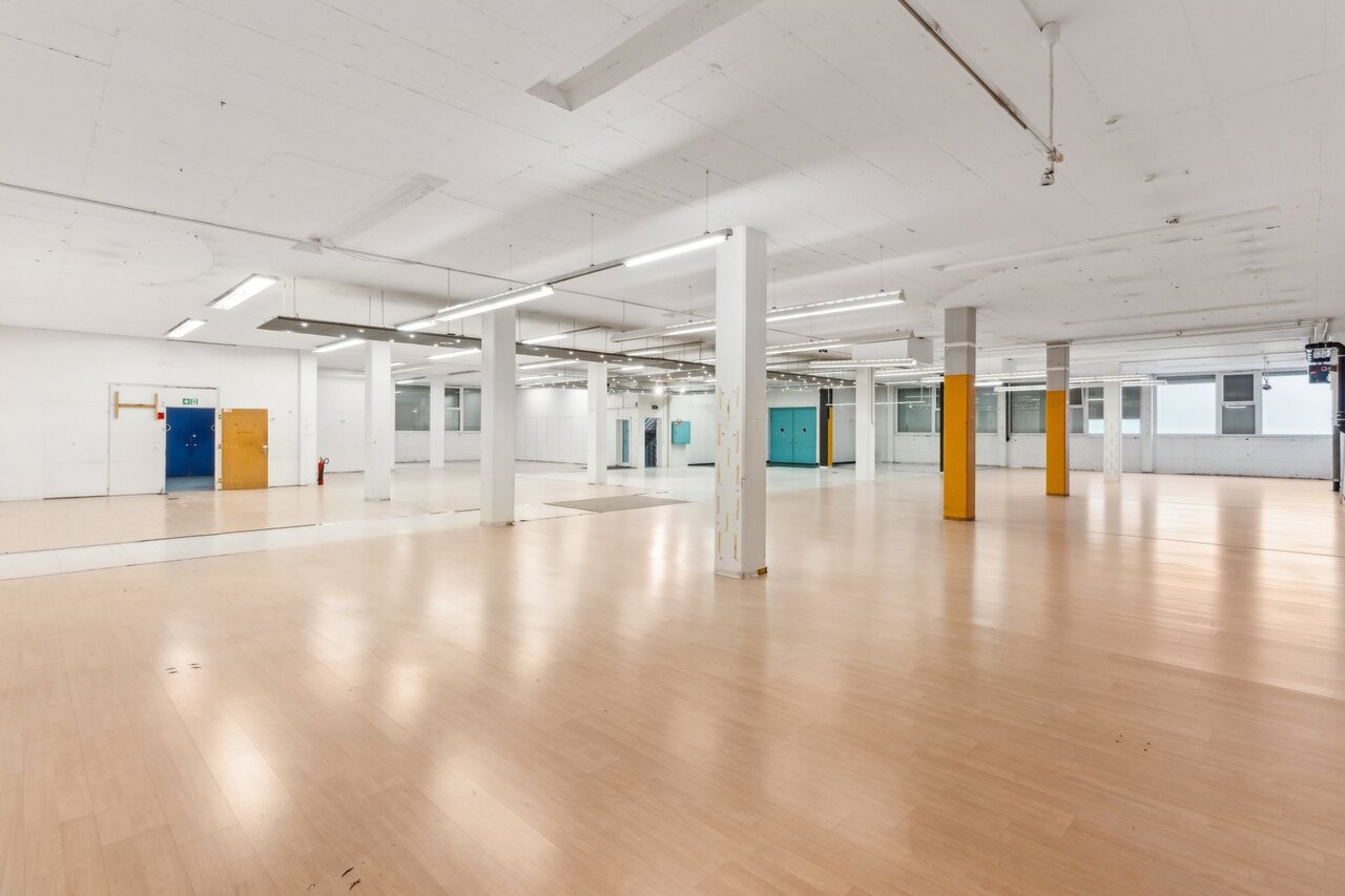 680m² storage room