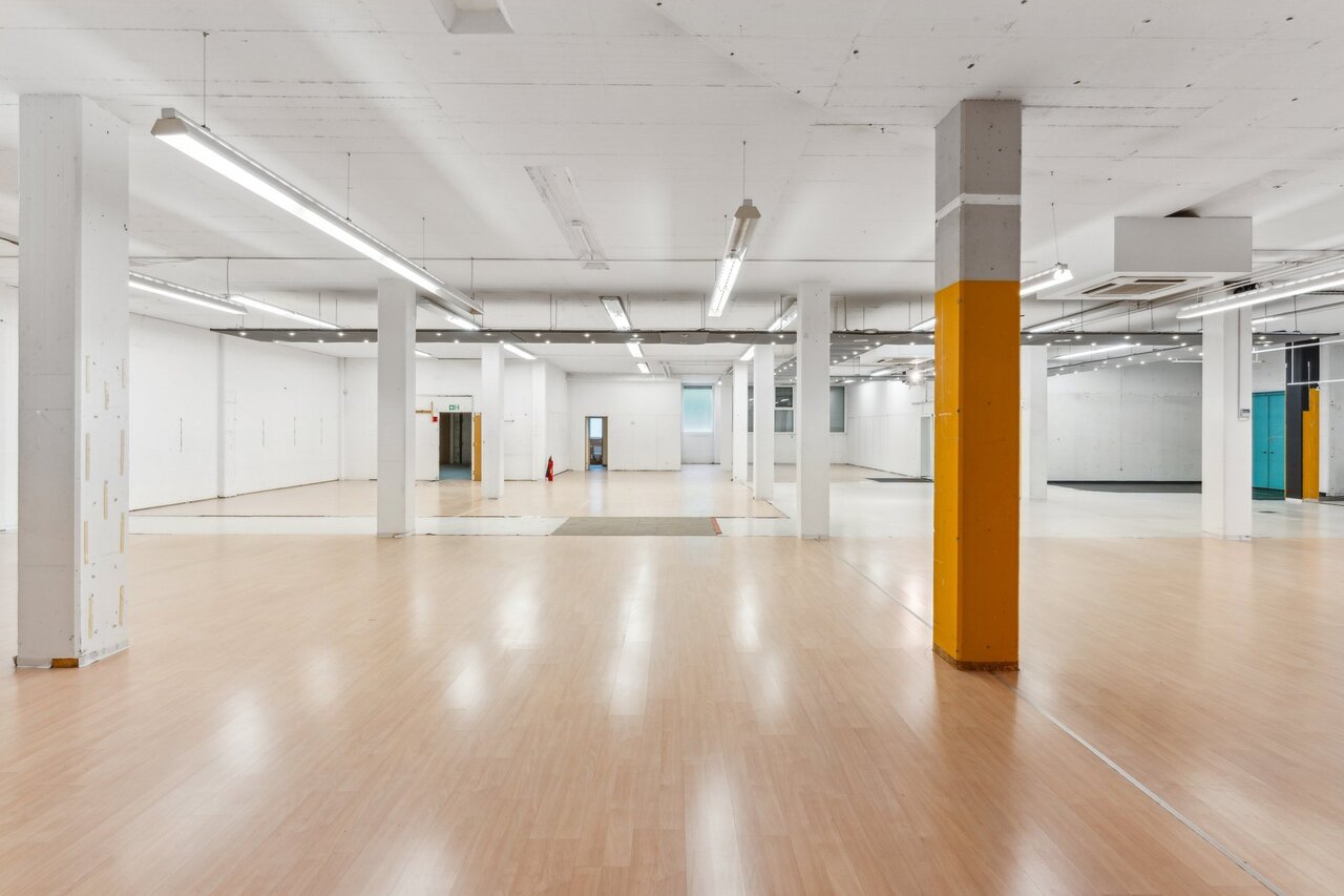 680m² storage room