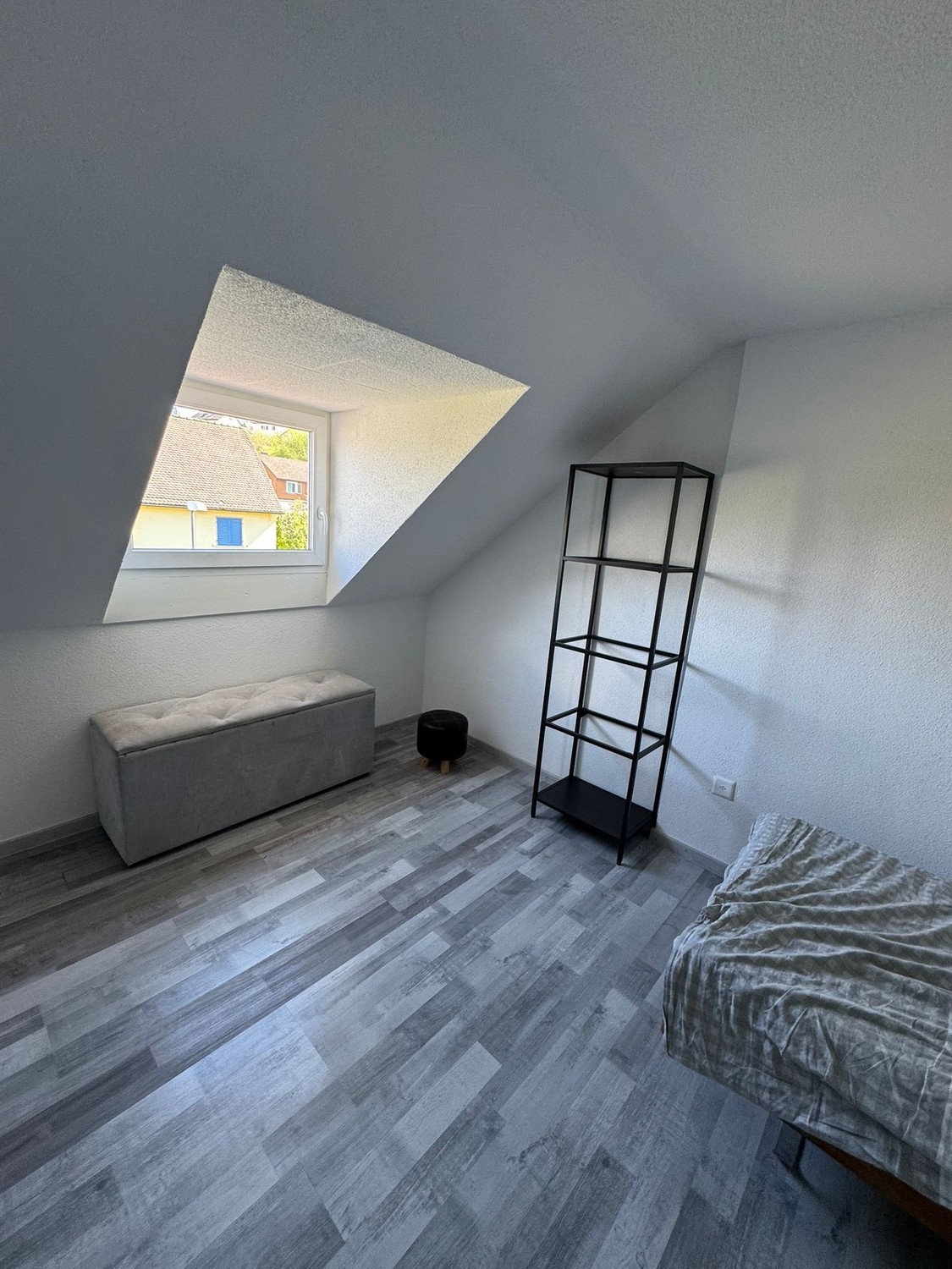 Chambre dans un appartement partagé
Chambre en colocation exclusive dans une maison unifamiliale rénovée avec style – jardin & excellente connexion à Schaffhausen
Cette chambre en colocation n'est pas une offre de colocation classique – mais un concept de vie réfléchi pour les personnes qui attache, photo 2 sur 9