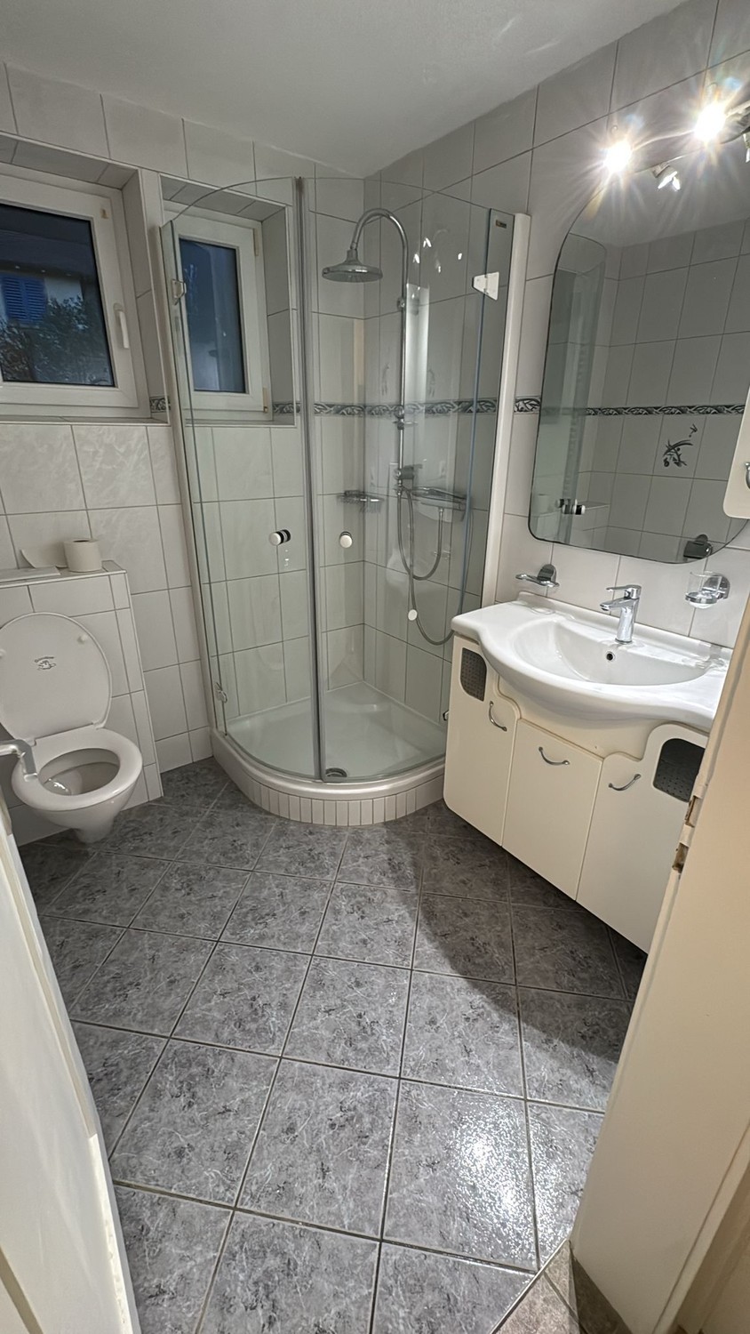 Chambre dans un appartement partagé
Chambre en colocation exclusive dans une maison unifamiliale rénovée avec style – jardin & excellente connexion à Schaffhausen
Cette chambre en colocation n'est pas une offre de colocation classique – mais un concept de vie réfléchi pour les personnes qui attache, photo 8 sur 9