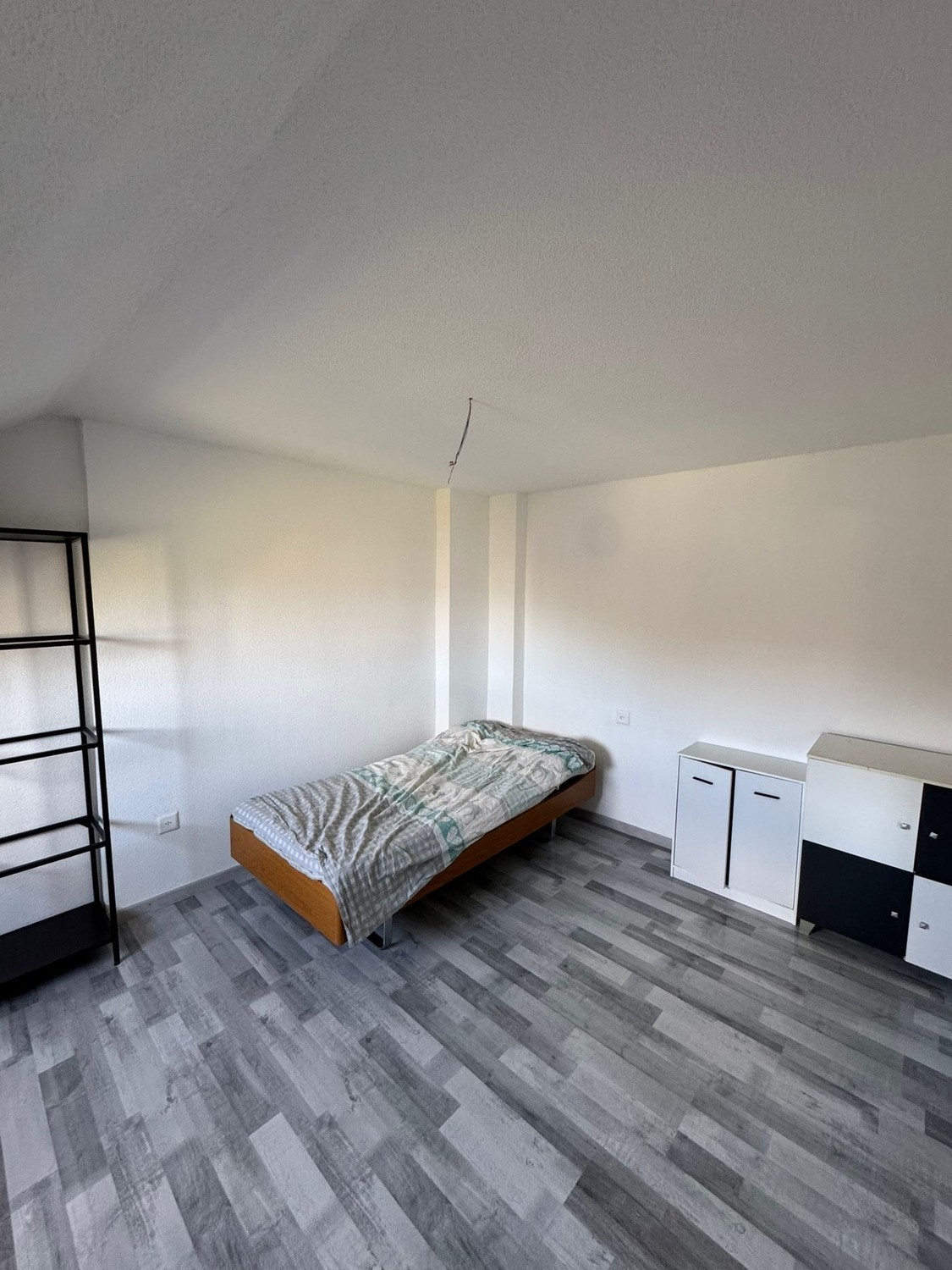 Chambre dans un appartement partagé
Chambre en colocation exclusive dans une maison unifamiliale rénovée avec style – jardin & excellente connexion à Schaffhausen
Cette chambre en colocation n'est pas une offre de colocation classique – mais un concept de vie réfléchi pour les personnes qui attache