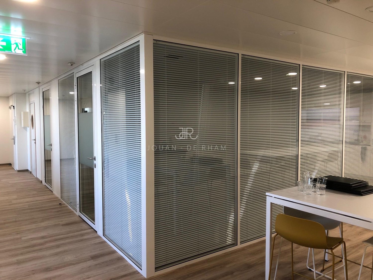 526m² office