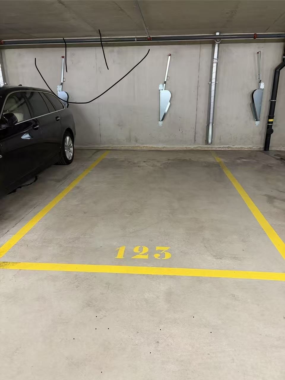 Unterirdischer Parkplatz, Foto 1 von 2