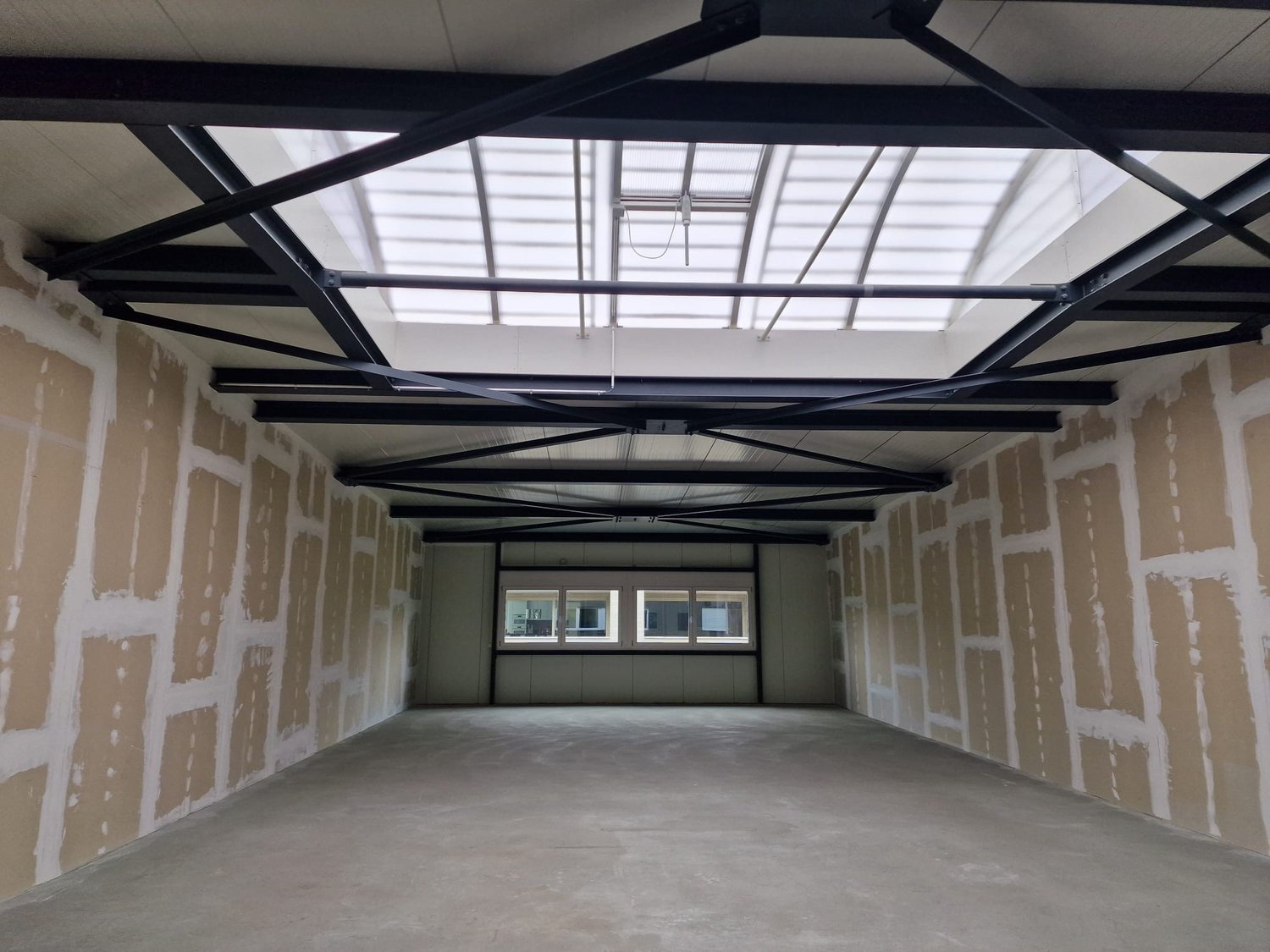 Objet industriel de 153m², photo 2 sur 3